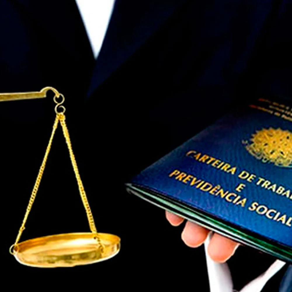 Balança da Justiça ao lado de carteira de trabalho